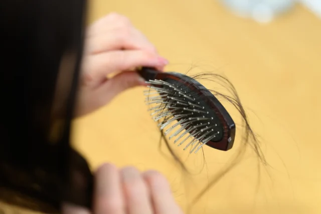 ホルモンバランスの乱れが女性の薄毛を引き起こす仕組みは？